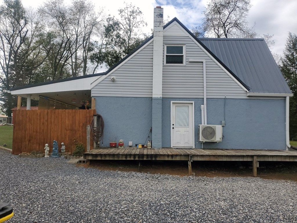 Photo of 20 Clairmont Cir, Castlewood, VA 24224 (MLS # 103767)