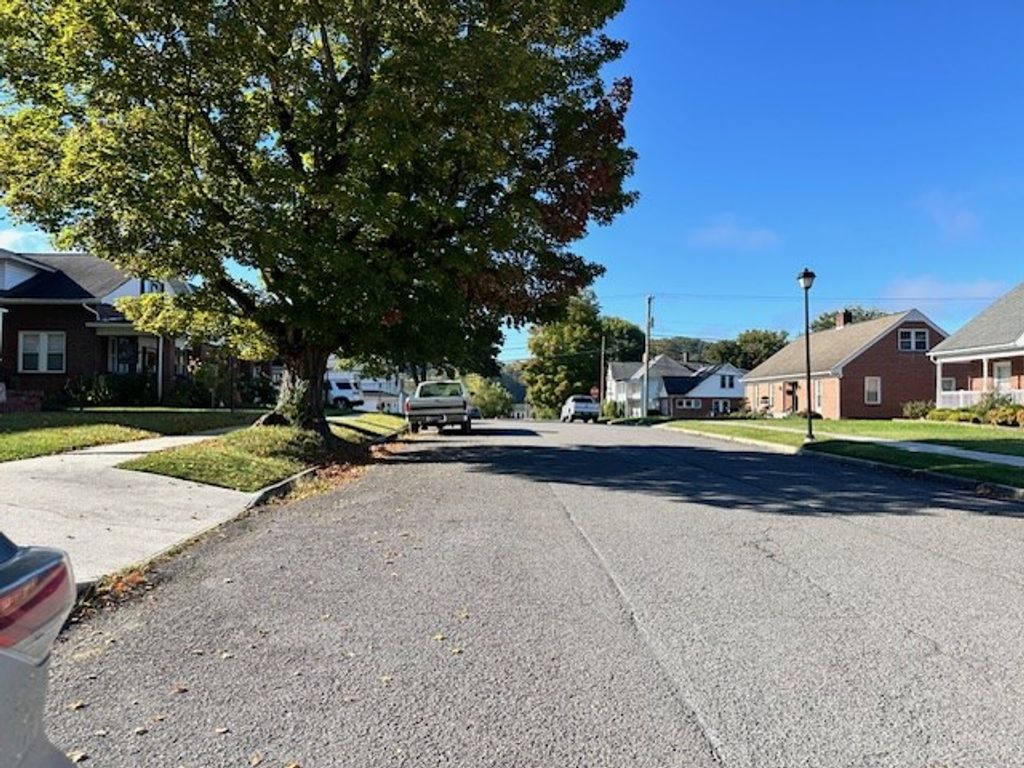 Photo of 309 Lee St, Richlands, VA 24641 (MLS # 103610)