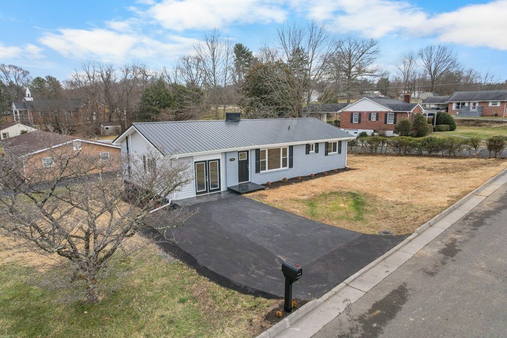 Photo of 130 Utah St, Bristol, VA 24201 (MLS # 104599)