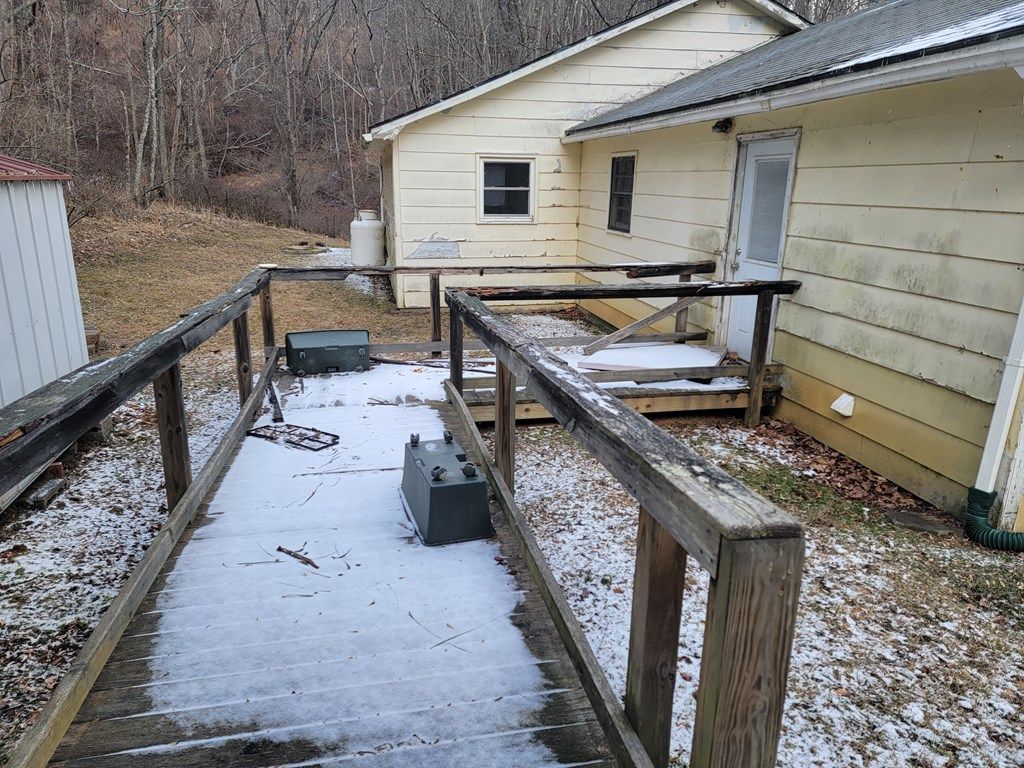 Photo of 391 Pine Tree Ln, Independence, VA 24348 (MLS # 104703)