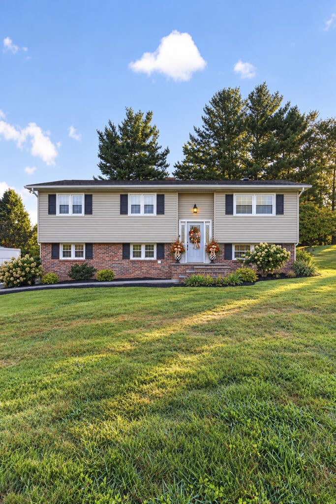 Photo of 136 Patriot Circle, Bristol, VA 24201 (MLS # 111789)