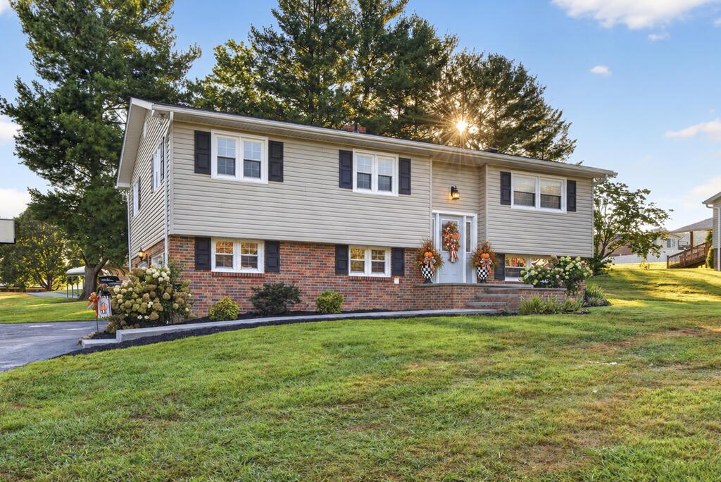 Photo of 136 Patriot Circle, Bristol, VA 24201 (MLS # 111789)
