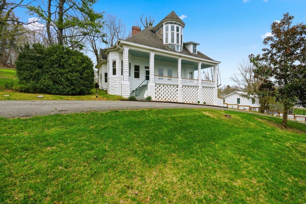 Photo of 243 Mason Place, Abingdon, VA 24210 (MLS # 109471)