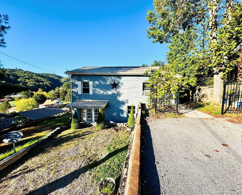 Photo of 415 415 Lee St, Richlands, VA 24641 (MLS # 103768)