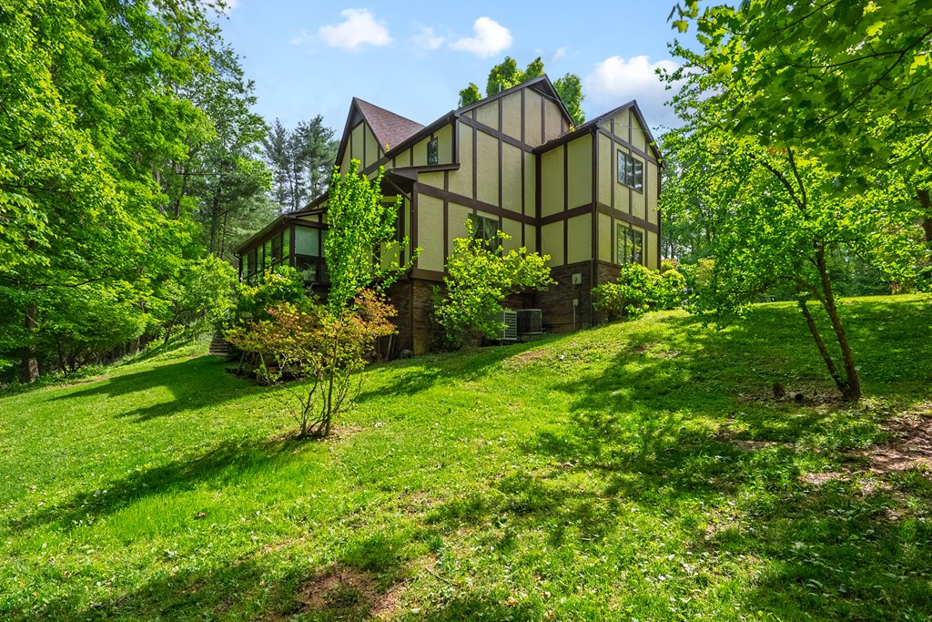 Marion, Virginia 24354, United States, 5 Bedrooms Bedrooms, ,4 BathroomsBathrooms,Residential,Active,139308