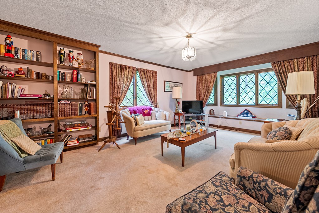 Marion, Virginia 24354, United States, 5 Bedrooms Bedrooms, ,4 BathroomsBathrooms,Residential,Active,139308