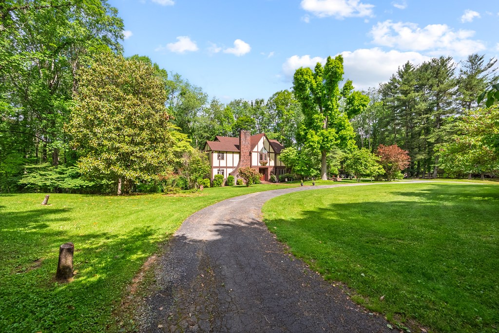 Marion, Virginia 24354, United States, 5 Bedrooms Bedrooms, ,4 BathroomsBathrooms,Residential,Active,139308