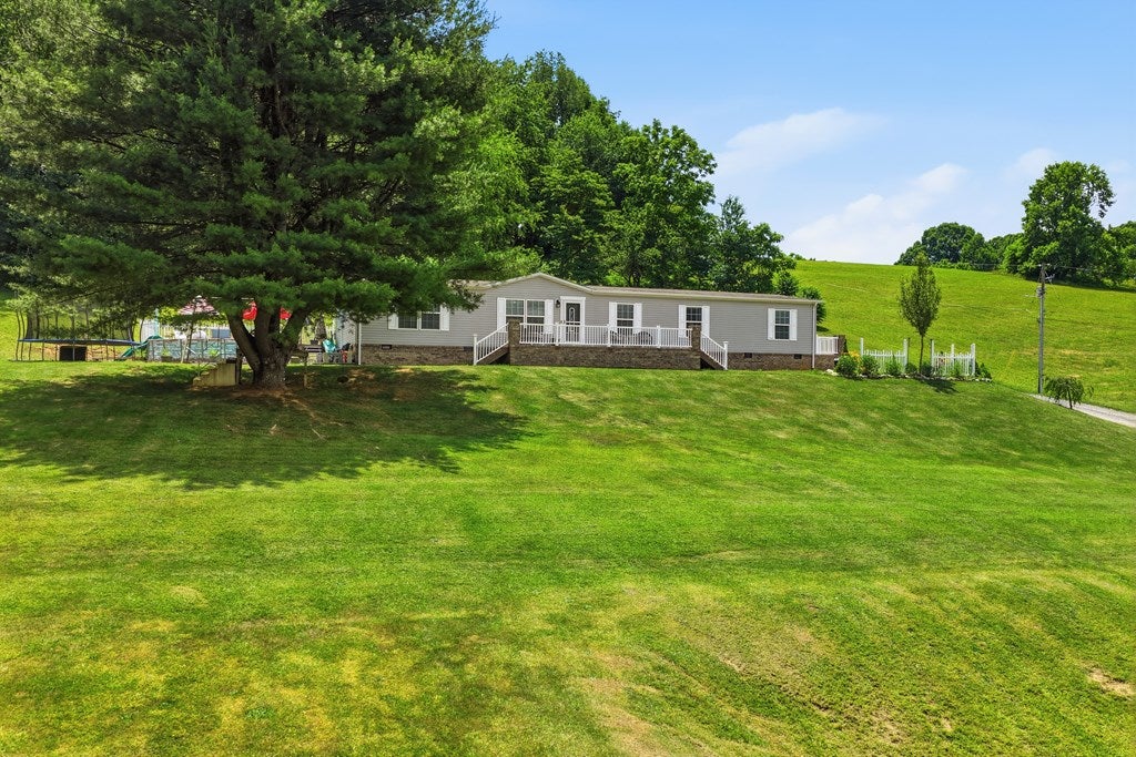 Photo of 634 E Cross Roads Dr, Lebanon, VA 24266 (MLS # 110612)