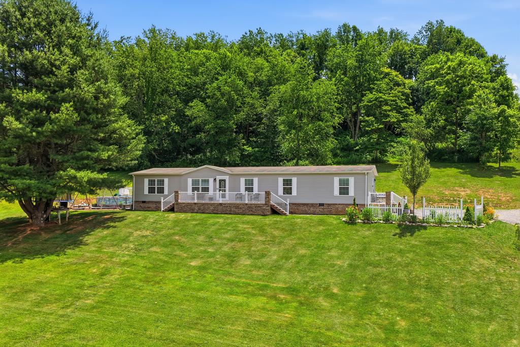Photo of 634 E Cross Roads Dr, Lebanon, VA 24266 (MLS # 110612)