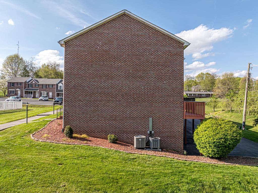Photo of 809 Edgemont North St NE Unit E St, Abingdon, VA 24210 (MLS # 109637)