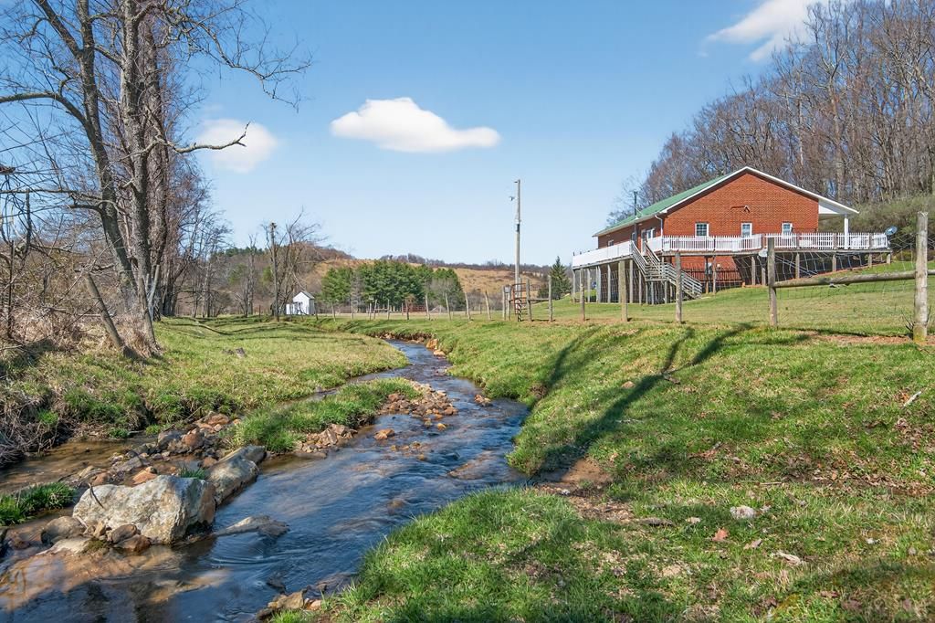 Photo of 1018 Skyview Dr, Fancy Gap, VA 24328 (MLS # 109328)