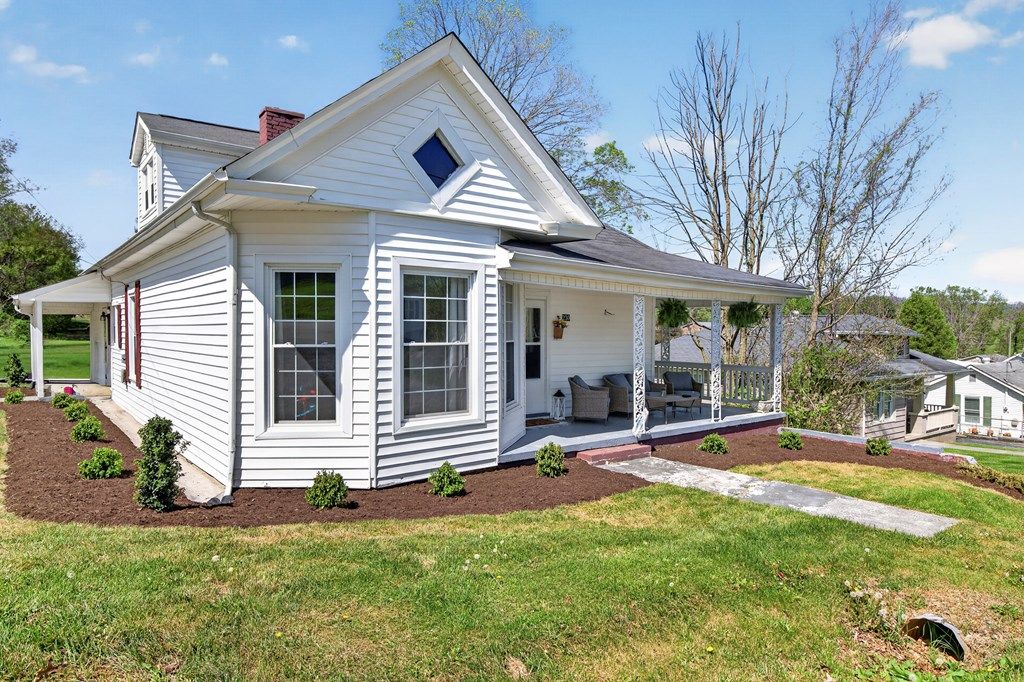 Photo of 230 Kirkwood St, Glade Spring, VA 24340 (MLS # 109674)