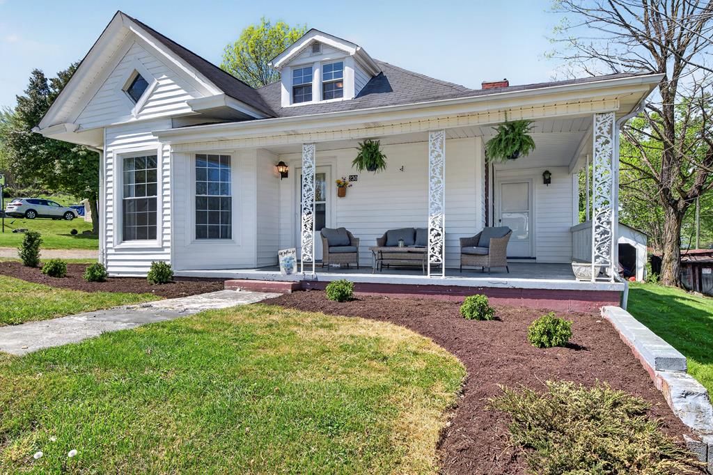 Photo of 230 Kirkwood St, Glade Spring, VA 24340 (MLS # 109674)