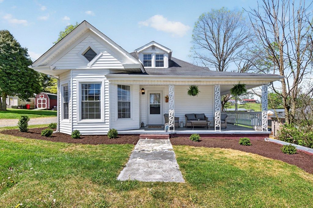 Photo of 230 Kirkwood St, Glade Spring, VA 24340 (MLS # 109674)