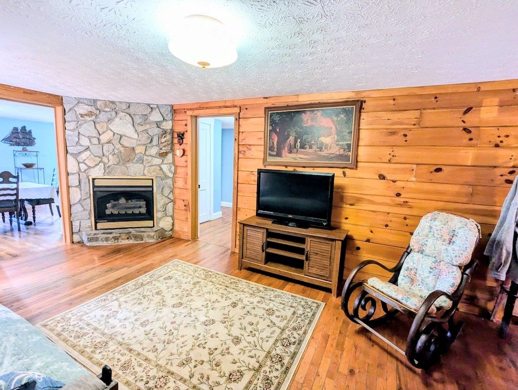 Photo of 41 Tall Pines Ln, Hillsville, VA 24343 (MLS # 103685)