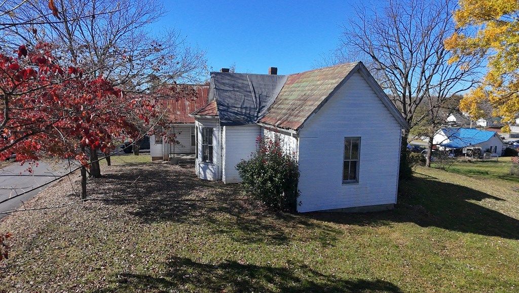Photo of 463 Bradley St, Abingdon, VA 24210 (MLS # 104026)