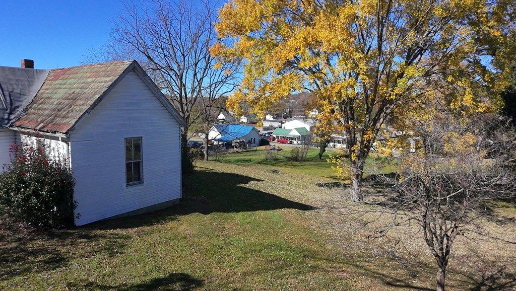 Photo of 463 Bradley St, Abingdon, VA 24210 (MLS # 104026)