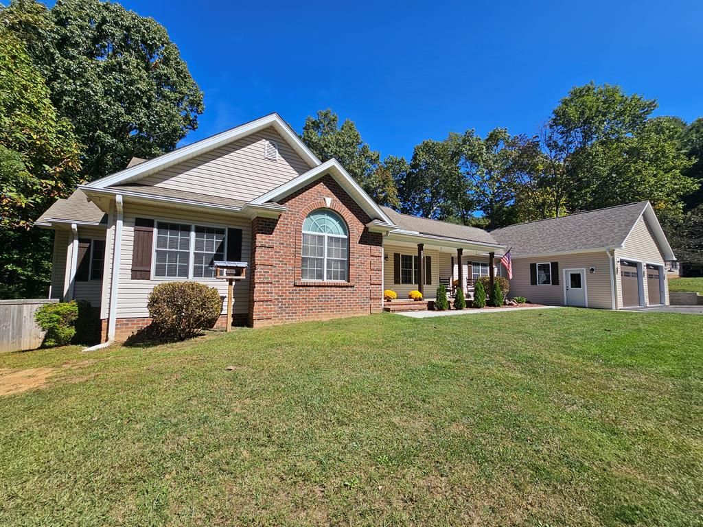 Photo of 223 Oakside Dr, Hillsville, VA 24343 (MLS # 103629)