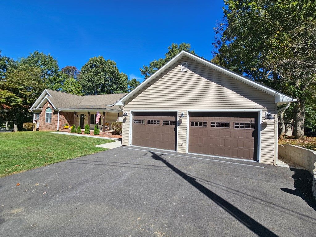 Photo of 223 Oakside Dr, Hillsville, VA 24343 (MLS # 103629)