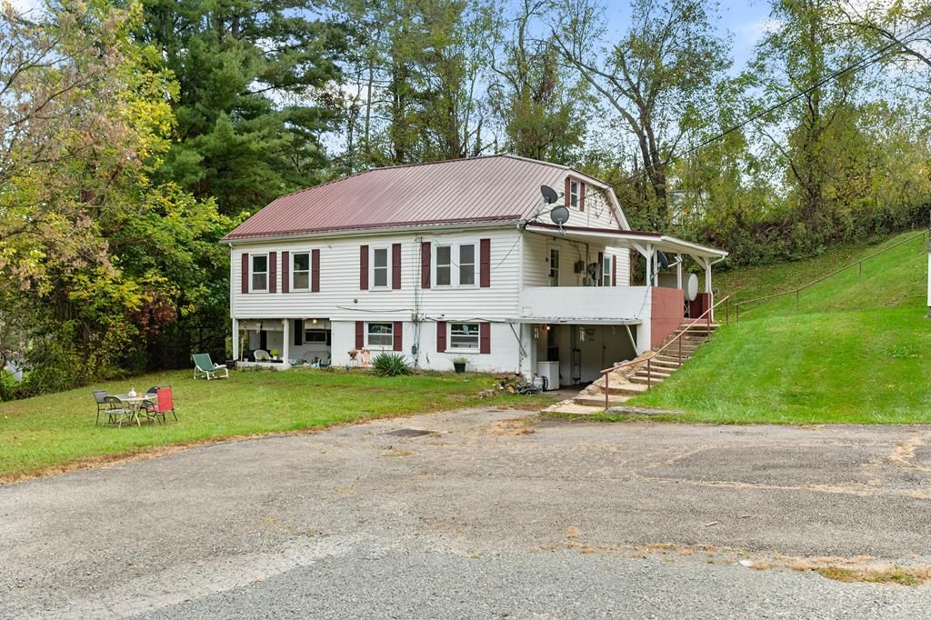 Photo of 1003 W Stuart Dr, Galax, VA 24333 (MLS # 103706)