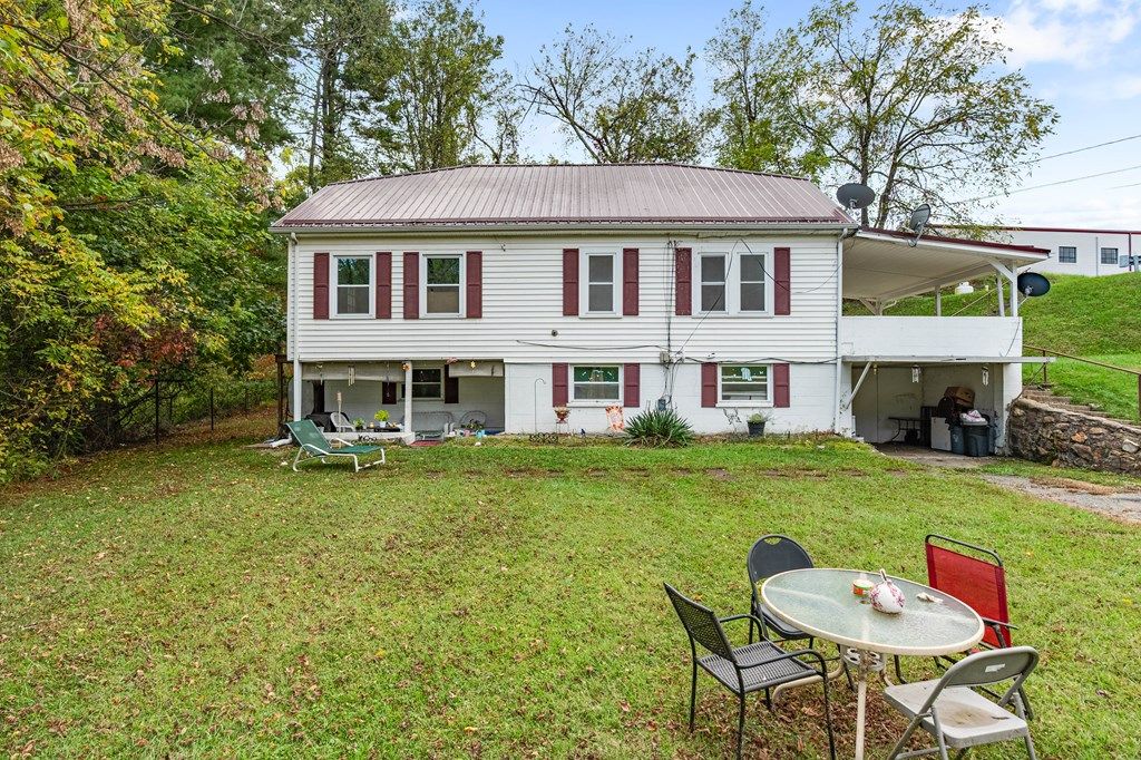 Photo of 1003 W Stuart Dr, Galax, VA 24333 (MLS # 103706)
