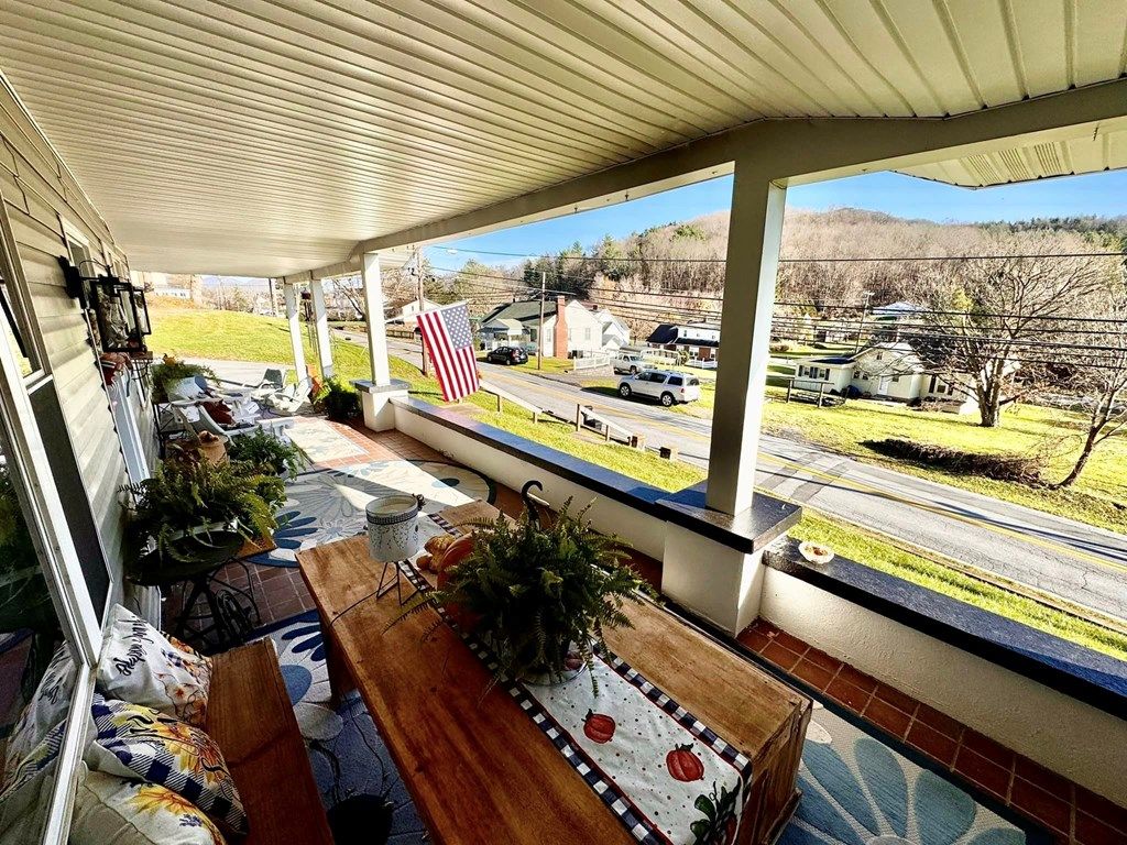 Photo of 219 Jeffersonville St, Tazewell, VA 24651 (MLS # 103869)