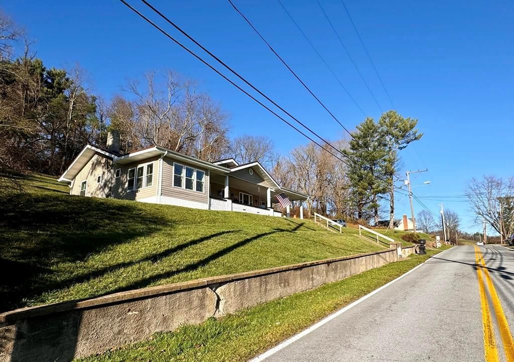 Photo of 219 Jeffersonville St, Tazewell, VA 24651 (MLS # 103869)