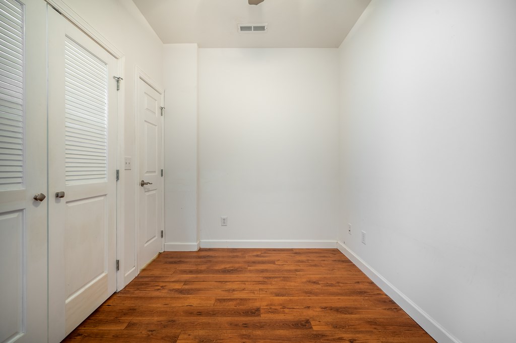 Wytheville, Virginia 24382, United States, 1 Bedroom Bedrooms, ,1 BathroomBathrooms,Residential,Contingent,109248