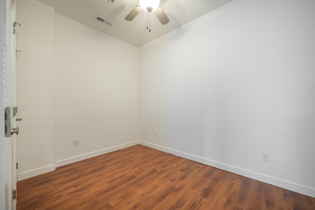 Wytheville, Virginia 24382, United States, 1 Bedroom Bedrooms, ,1 BathroomBathrooms,Residential,Contingent,109248