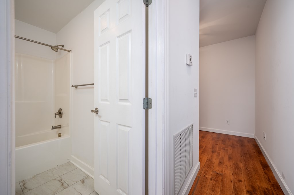 Wytheville, Virginia 24382, United States, 1 Bedroom Bedrooms, ,1 BathroomBathrooms,Residential,Contingent,109248