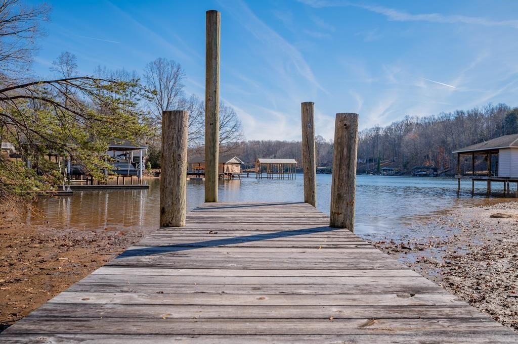 Photo of 604 Surrey Dr, Huddleston, VA 24104 (MLS # 104268)