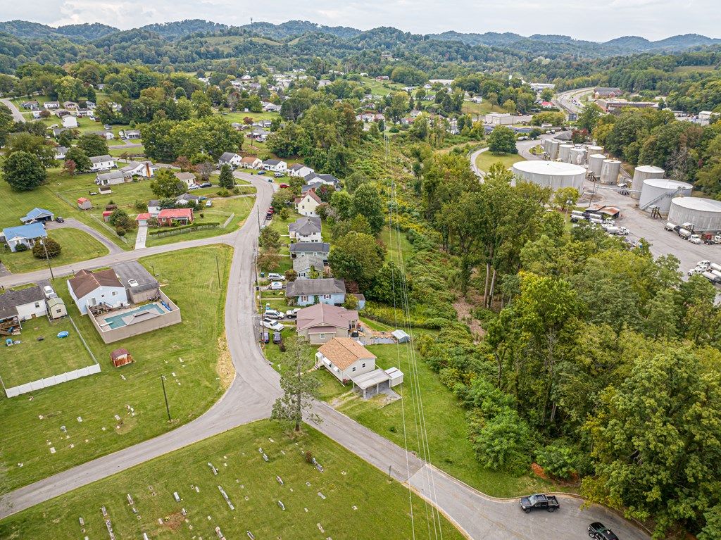 Photo of 250 Crescent Dr, Bristol, VA 24201 (MLS # 103432)