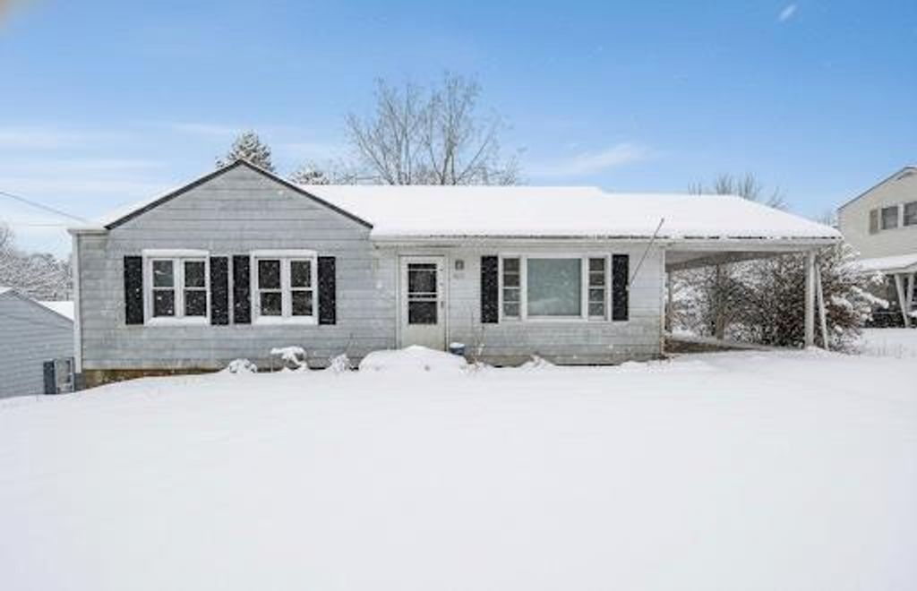 Photo of 403 Poplar St, Galax, VA 24333 (MLS # 103655)