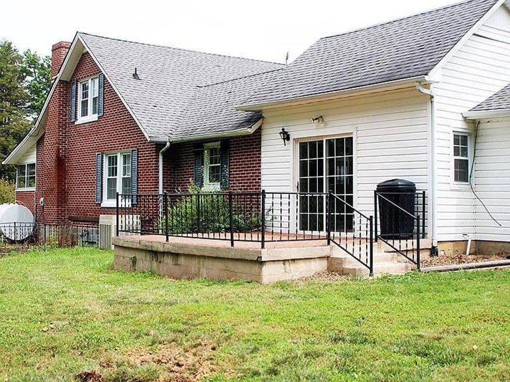 Photo of 124 Collinstown Rd, Stuart, VA 24171 (MLS # 104303)