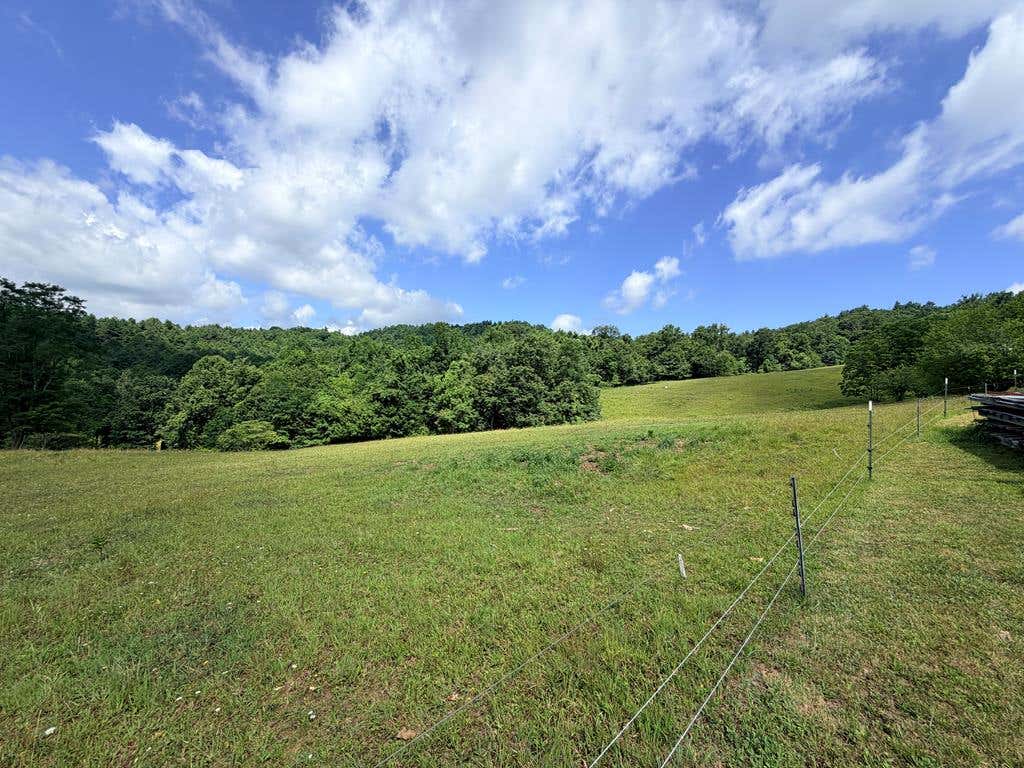 Photo of 72 Fox Glen Rd, Fancy Gap, VA 24328 (MLS # 111010)