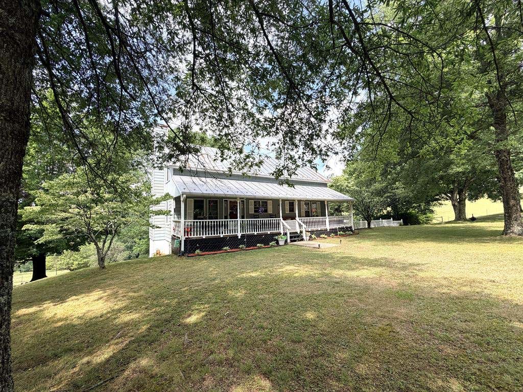 Photo of 72 Fox Glen Rd, Fancy Gap, VA 24328 (MLS # 111010)