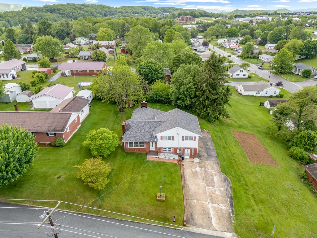 Wytheville, Virginia 24382, United States, 3 Bedrooms Bedrooms, ,2 BathroomsBathrooms,Residential,Active,130876