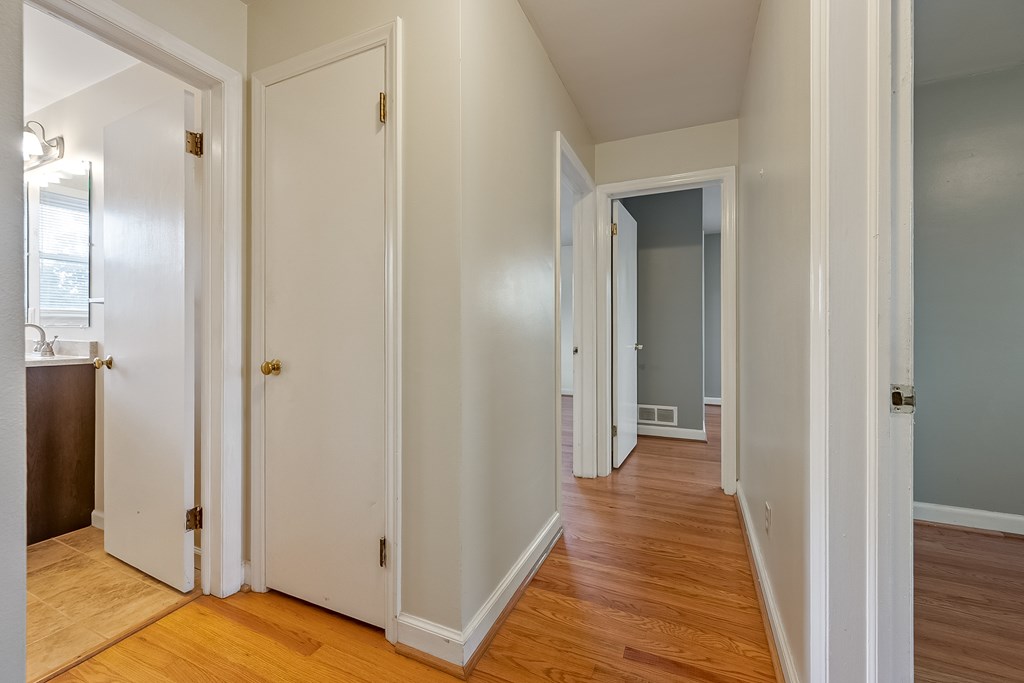 Wytheville, Virginia 24382, United States, 3 Bedrooms Bedrooms, ,2 BathroomsBathrooms,Residential,Active,130876