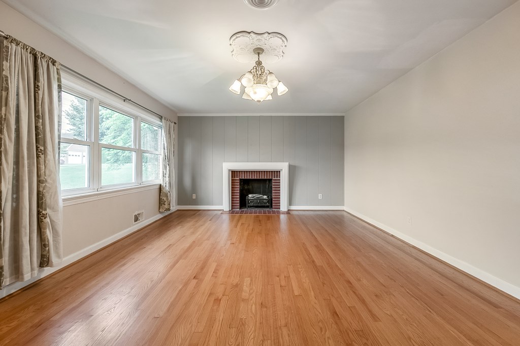 Wytheville, Virginia 24382, United States, 3 Bedrooms Bedrooms, ,2 BathroomsBathrooms,Residential,Active,130876