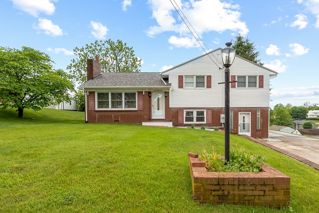 Wytheville, Virginia 24382, United States, 3 Bedrooms Bedrooms, ,2 BathroomsBathrooms,Residential,Active,130876