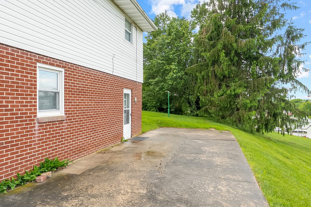 Wytheville, Virginia 24382, United States, 3 Bedrooms Bedrooms, ,2 BathroomsBathrooms,Residential,Active,130876