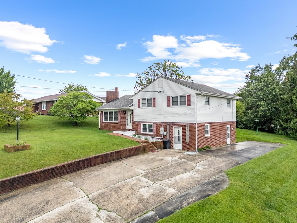 Wytheville, Virginia 24382, United States, 3 Bedrooms Bedrooms, ,2 BathroomsBathrooms,Residential,Active,130876