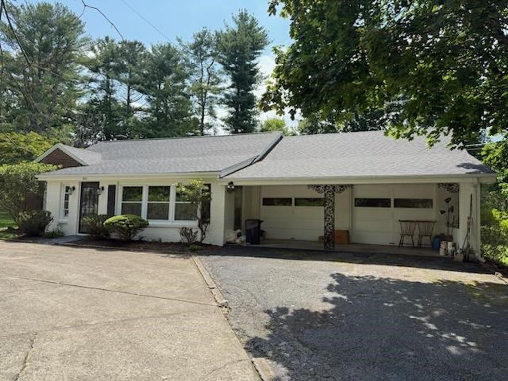 Photo of 1047 Glendale Rd, Galax, VA 24333 (MLS # 104563)