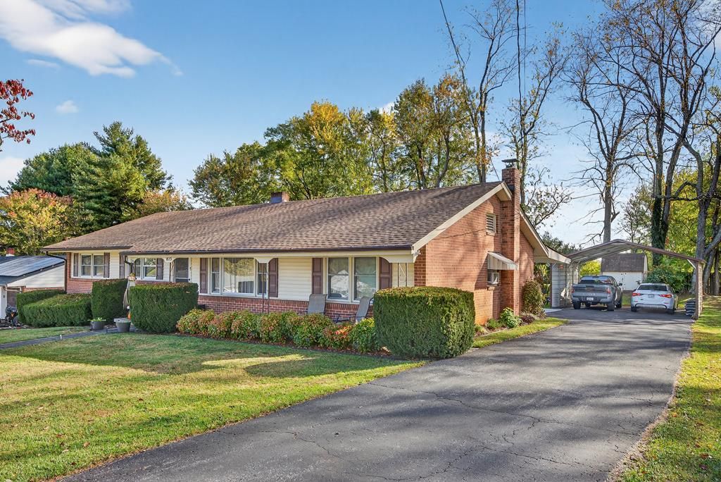 Photo of 823 E Coyner Ave, Marion, VA 24354 (MLS # 103754)
