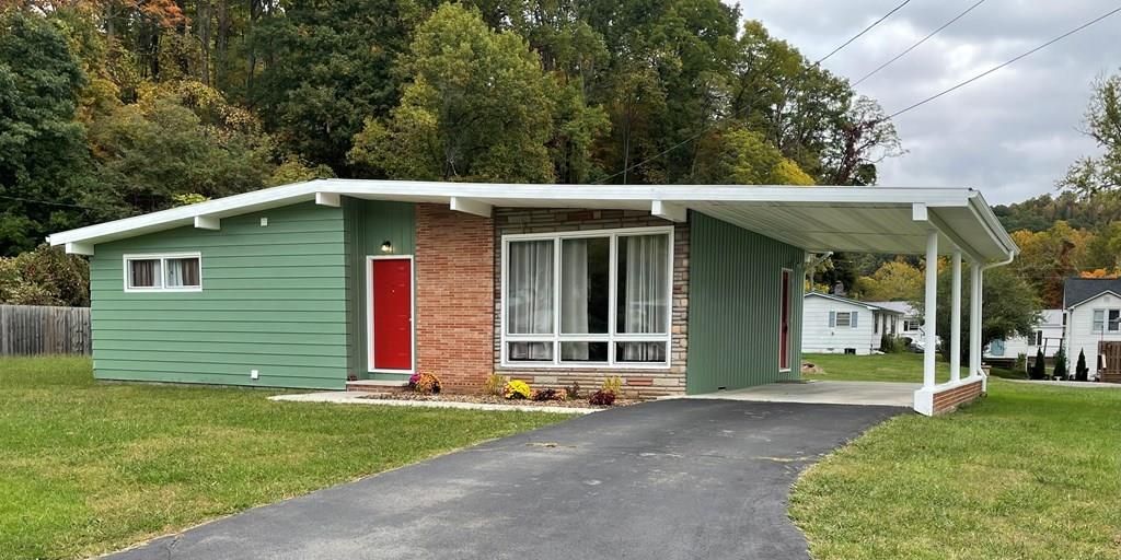 Photo of 523 Docie St, Damascus, VA 24236 (MLS # 104054)