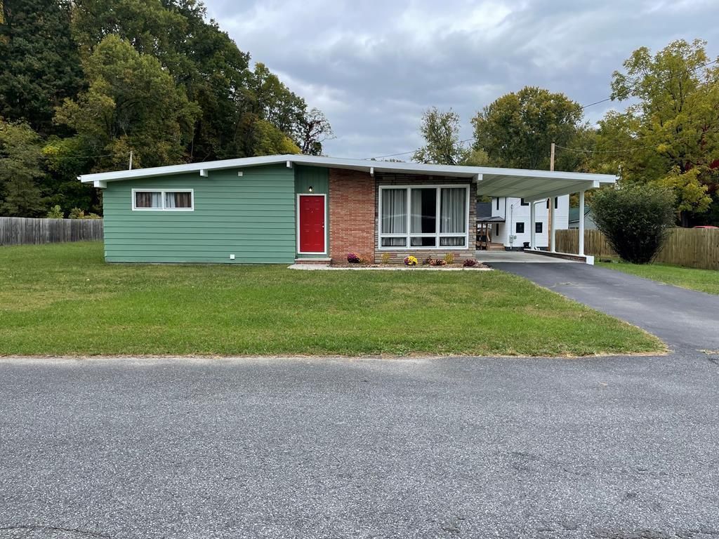 Photo of 523 Docie St, Damascus, VA 24236 (MLS # 104054)