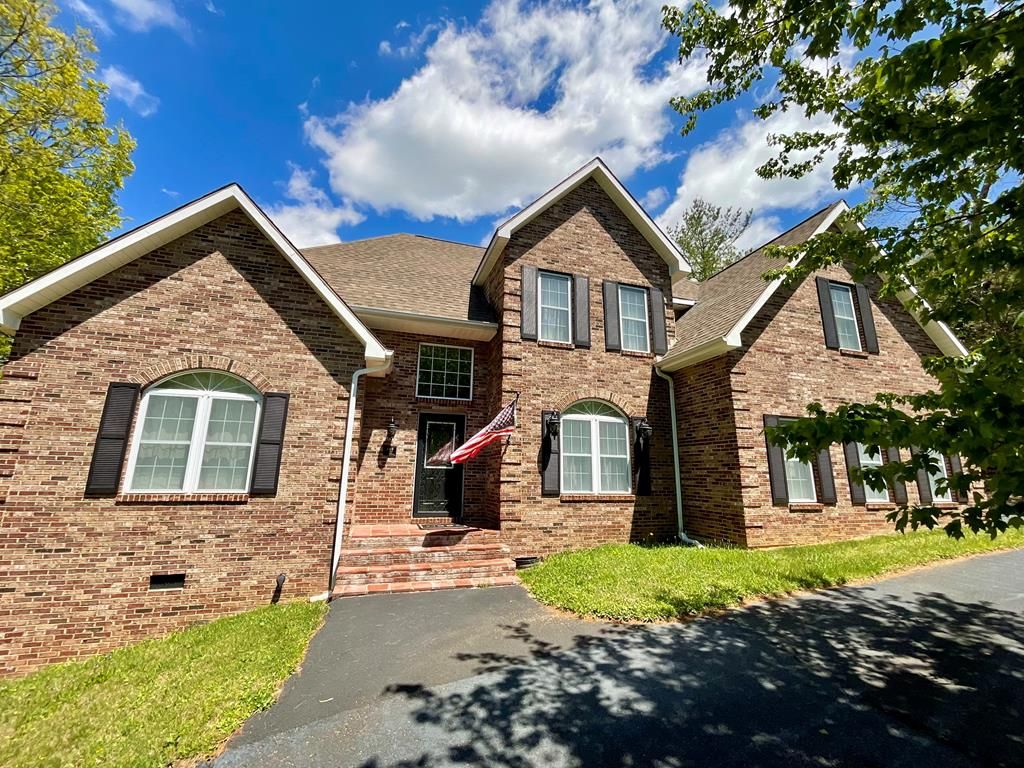 Photo of 169 Oakside Drive, Hillsville, VA 24343 (MLS # 109803)