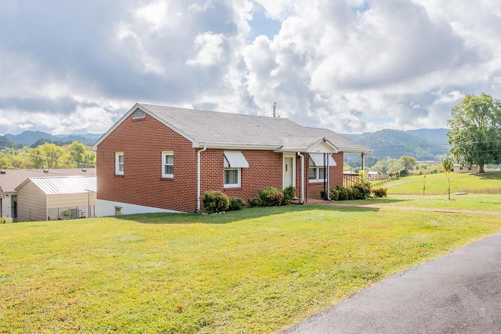 Photo of 721 Mclyntre Pl, Marion, VA 24354 (MLS # 103563)