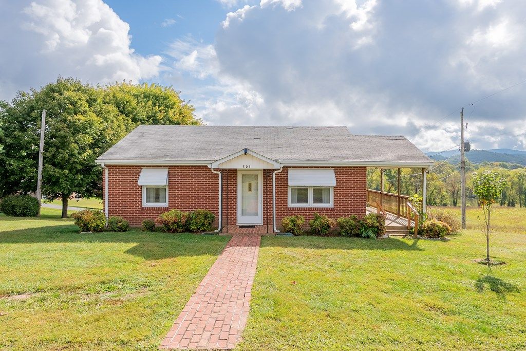 Photo of 721 Mclyntre Pl, Marion, VA 24354 (MLS # 103563)