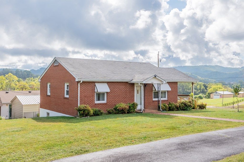 Photo of 721 Mclyntre Pl, Marion, VA 24354 (MLS # 103563)